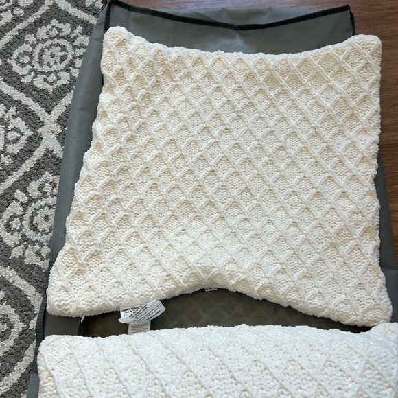 NWOT Pair of 20x20 DKNY white pillow shams - Picture 9 of 9